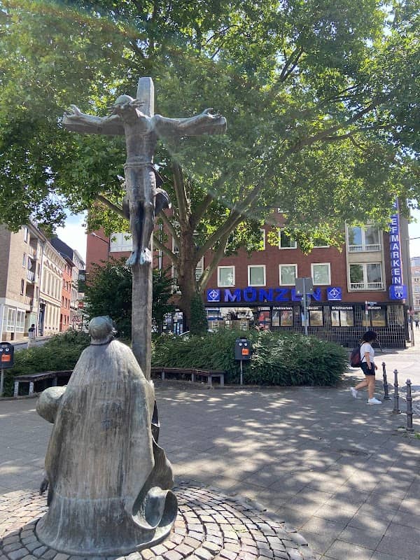 Stunning cross statue - Image 2