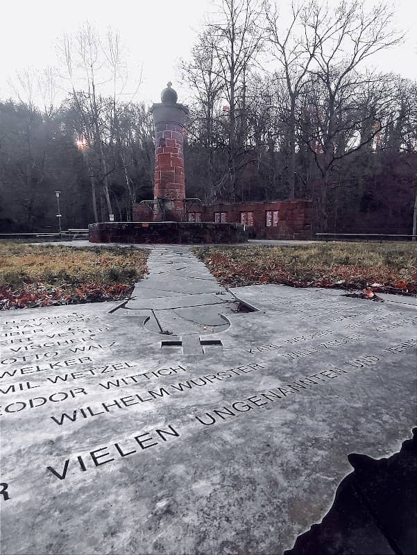 Kriegerdenkmal für die Gefallenen im Ersten und Zweiten Weltkrieg - Image 2