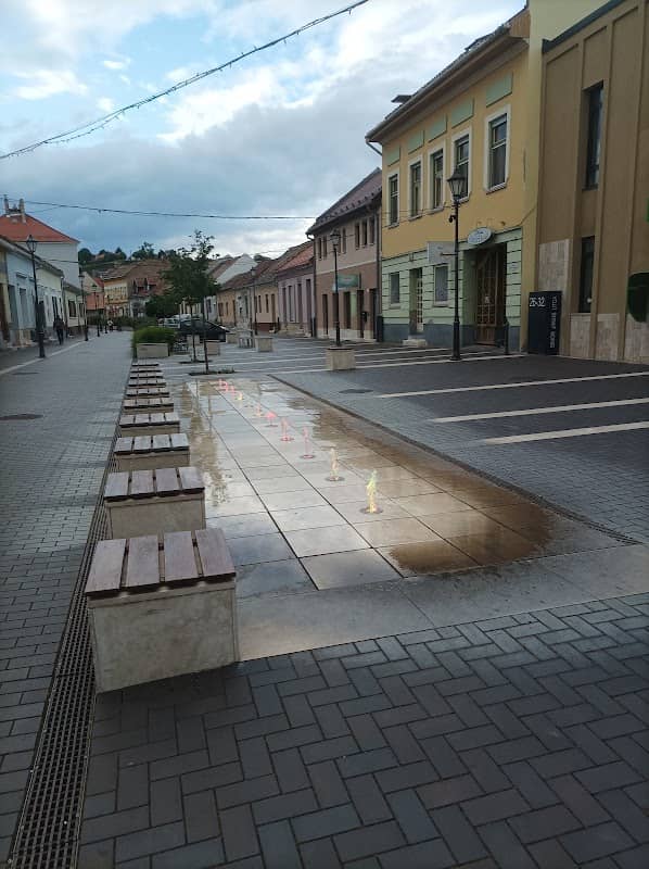 Sétálóutcai szökőkút - Image 1