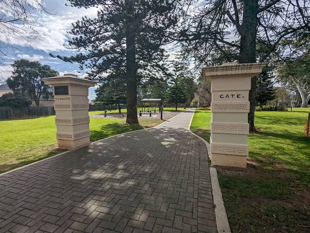 Tusmore Gate - Image 2