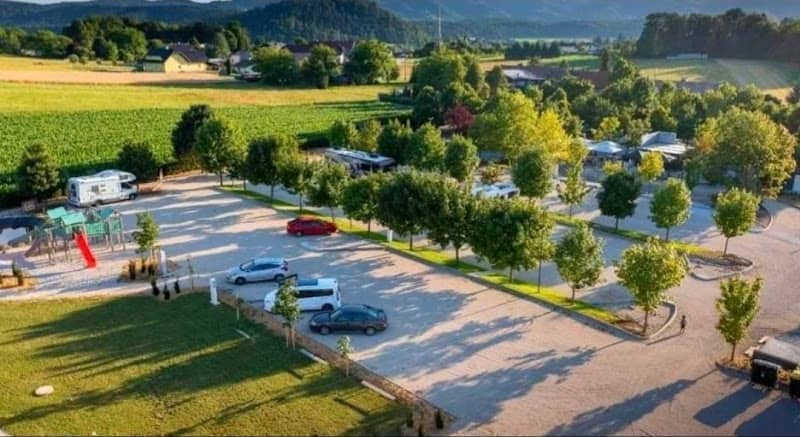 Parking LIPA direkt pod Smarno goro - pot na peske - Image 1