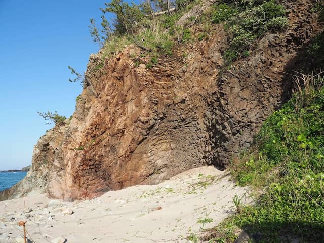 山陰海岸ジオパーク「オーロラ岩」 - Image 1