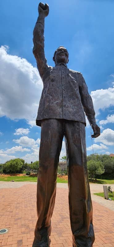 Nelson Mandela Statue - Image 2
