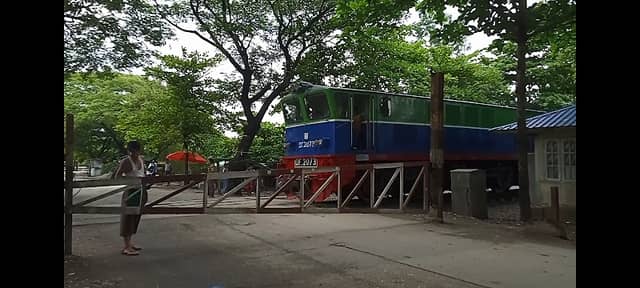 သာဓုကန်စက်မှုဇုန်ရထားလမ်းကူး - Image 1