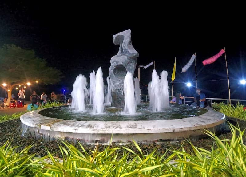 Fountain/sculpture - Image 2