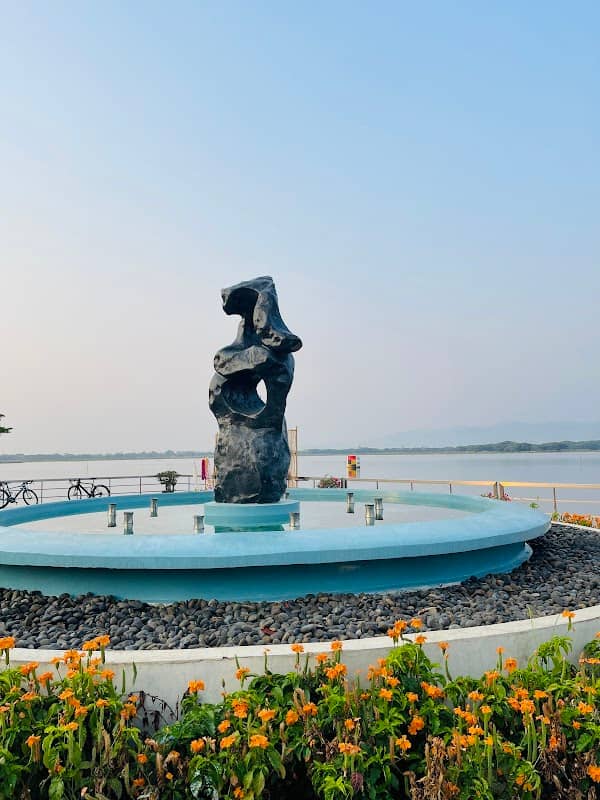 Fountain/sculpture - Image 3