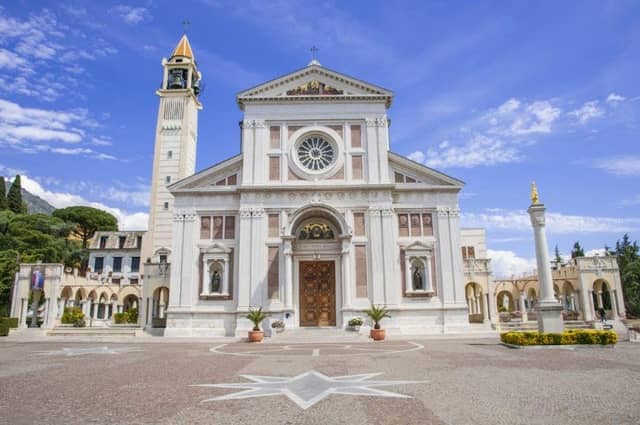 Santuario Gesù Bambino di Praga - Image 1