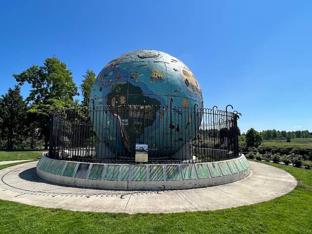 Giant Globe - Image 2