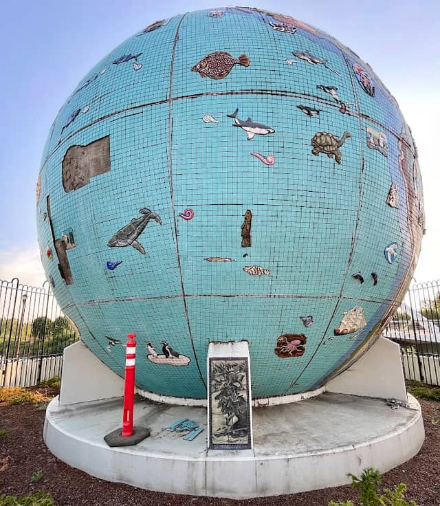 Giant Globe - Image 3
