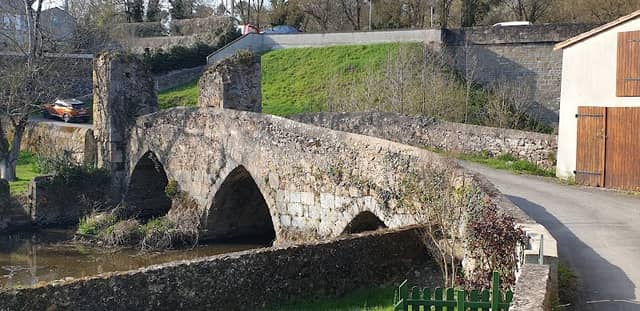 Ancien pont Cadoret à Argenton-Château - Image 1
