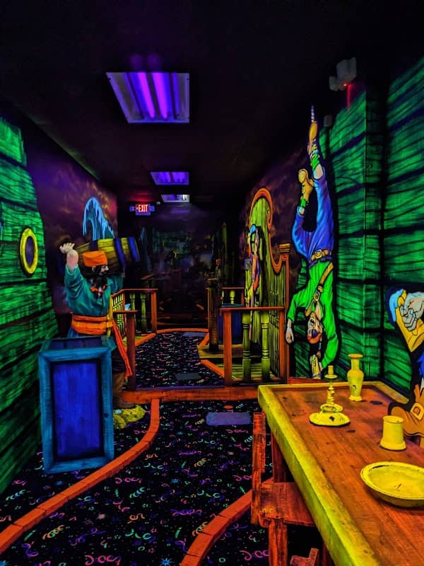 Pirate Black Light Golf - Image 2