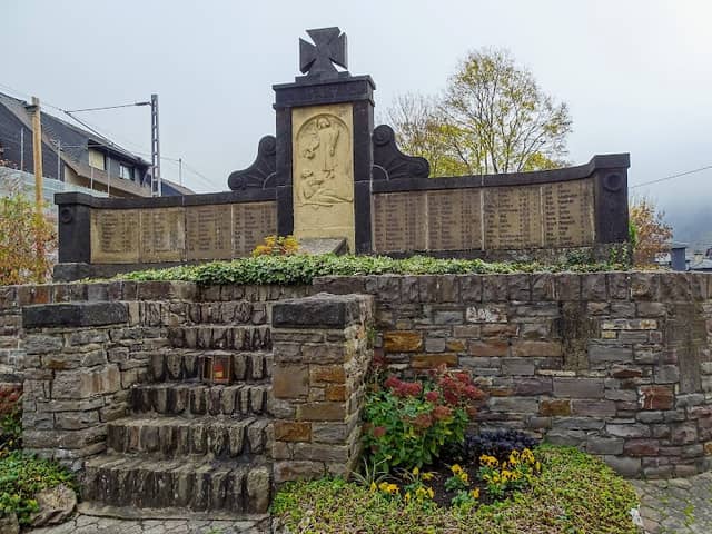 Kriegerdenkmal - Image 1