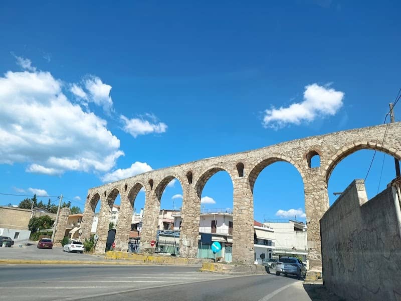 Roman aqueduct - Arches - Image 1
