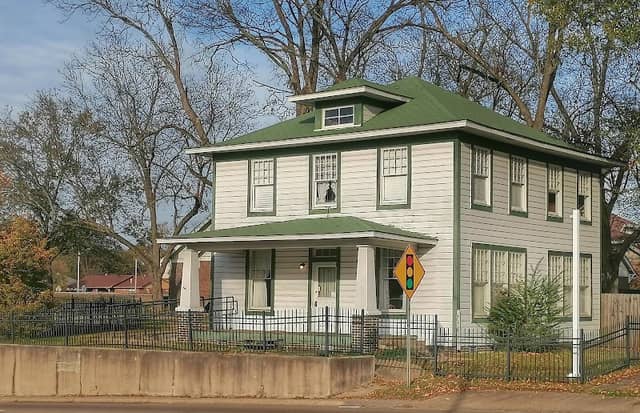 President William Jefferson Clinton Birthplace Home National Historic Site - Image 1