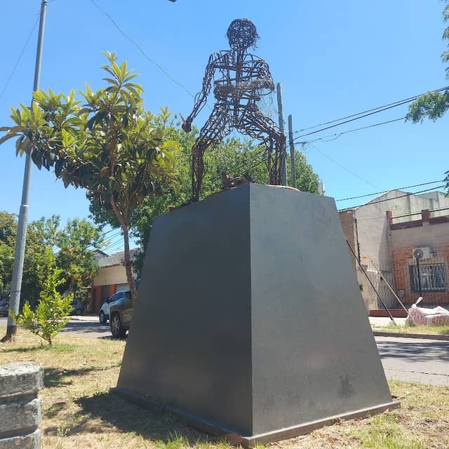 Escultura de Hierro Reciclado - Figura Humana. - Image 1