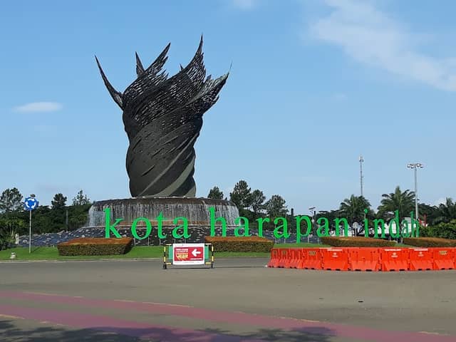 Tugu Tarian Langit - Kota Harapan Indah - Image 1