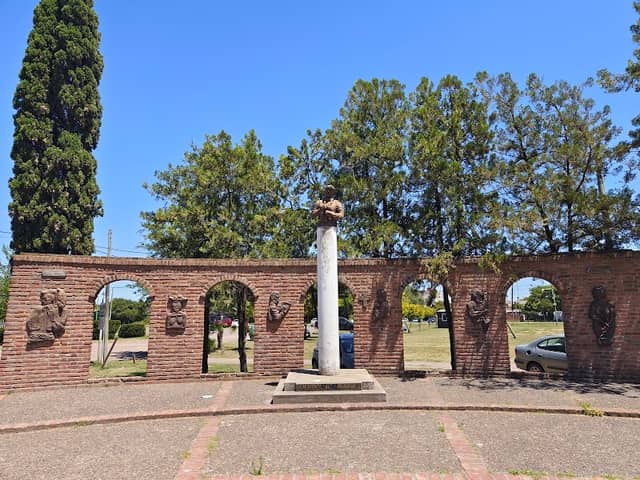 Monumento al inmigrante - Image 1