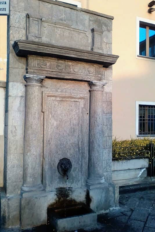 Antica fontana di pietra - Image 1