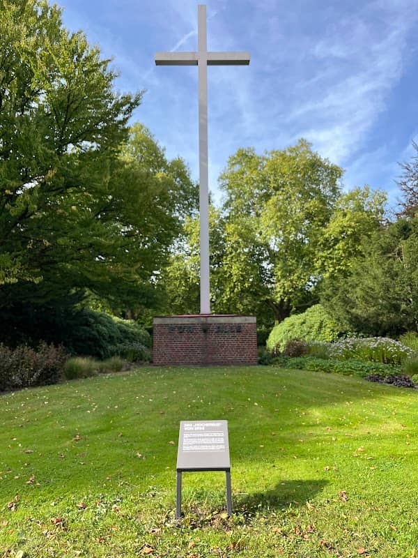 Hochkreuz Hauptfriedhof - Image 1