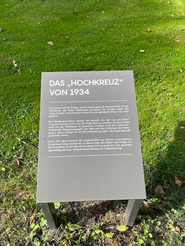 Hochkreuz Hauptfriedhof - Image 2