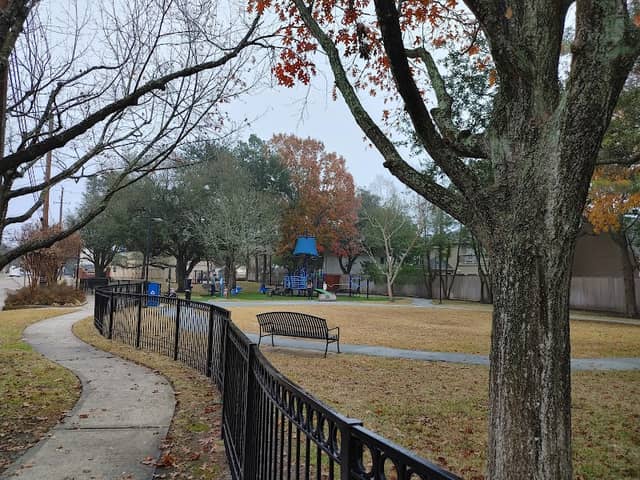 Huffington Park - Image 2