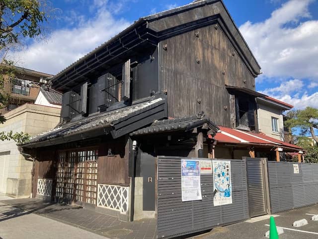 旧・桔梗屋の文庫蔵・店蔵・主屋 - Image 1