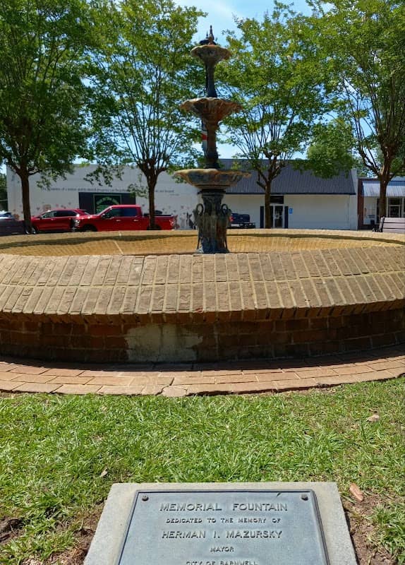 Memorial Fountain Park - Image 2