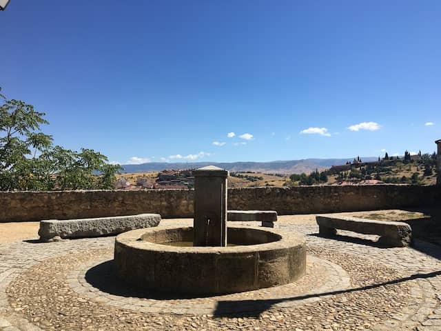 Fuente de la Plaza de Colmenares - Image 1