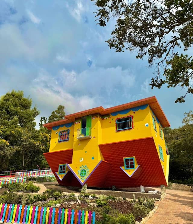 Casa al reves Tenjo - Image 1