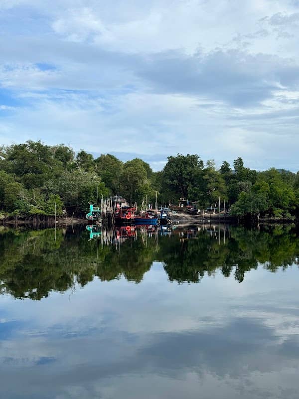Ban Tha Din Daeng Community - Image 1