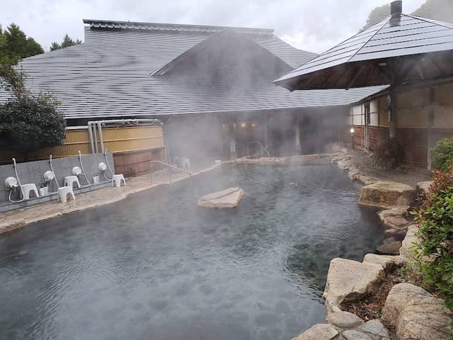Watarase Onsen large open-air bath - Image 1