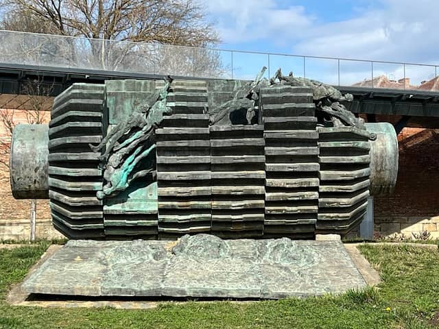Modern sculpture - Image 1