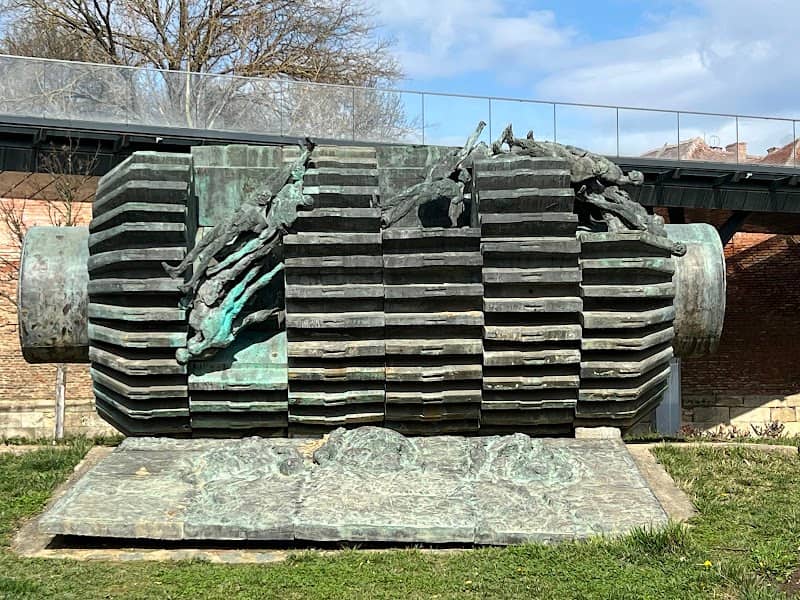 Modern sculpture - Image 1