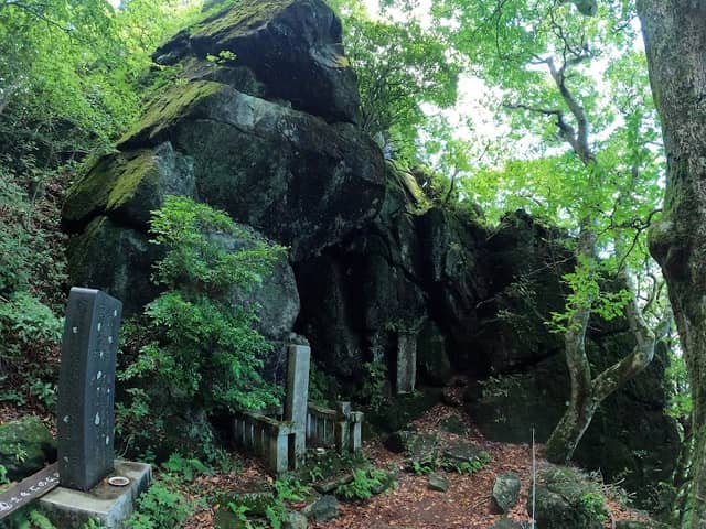立身石 - Image 1