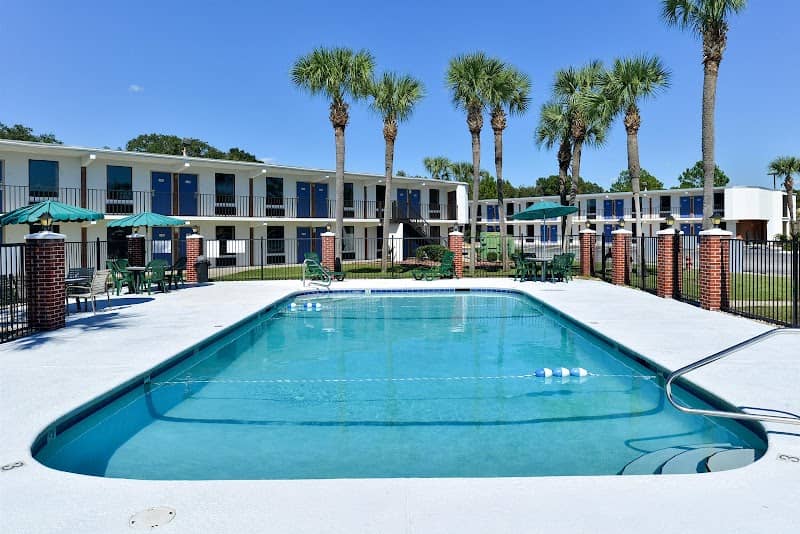Motel 6 - Image 1