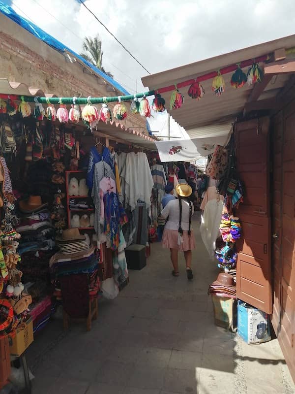 Pasillo de artesanías de Sucre Bolivia - Image 1