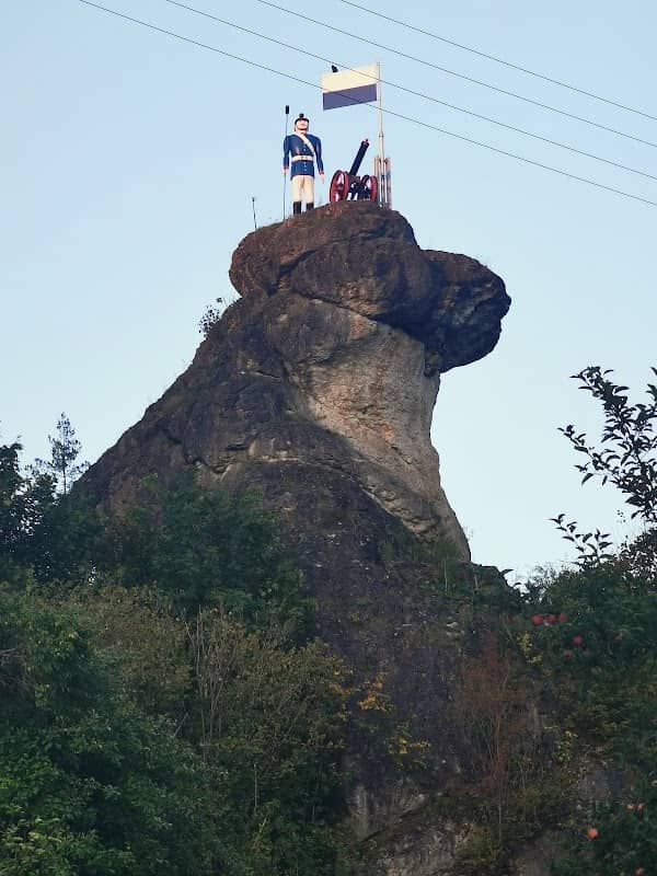Weidlwang Monument - Image 1