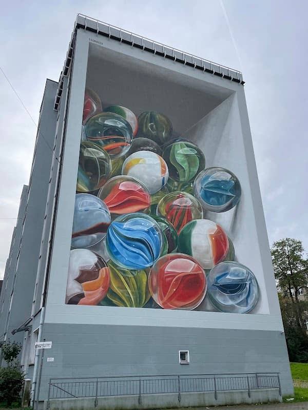Mural "Gravity" von Leon Keer - Image 1