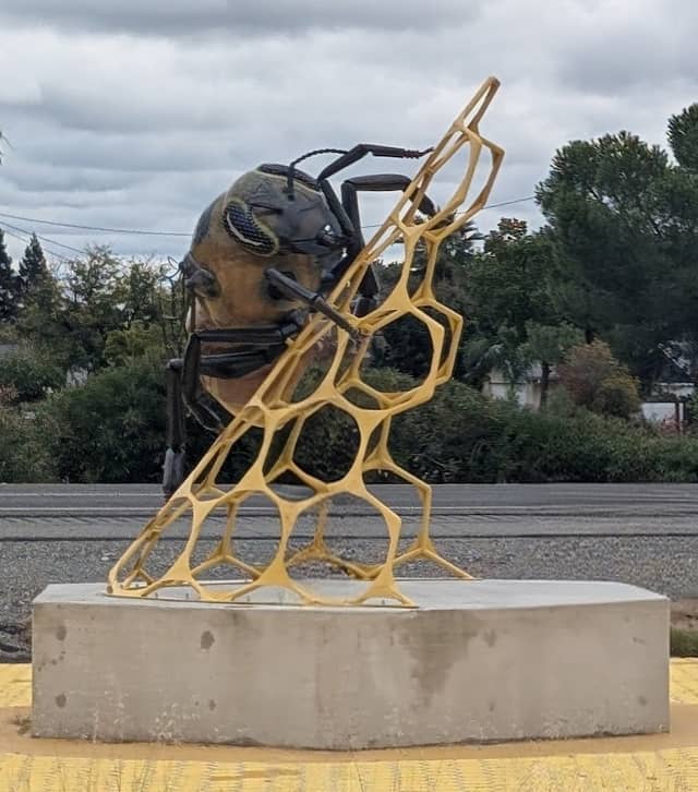 Honey Bee Sculpture - Image 1