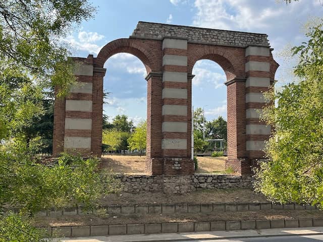 Roman aqueduct - Image 1