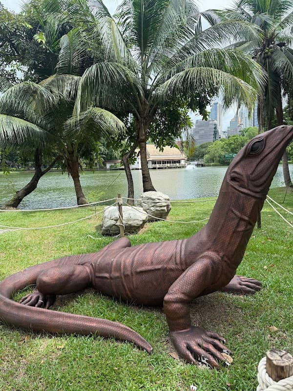 Statue of a water giant lizard - Image 2
