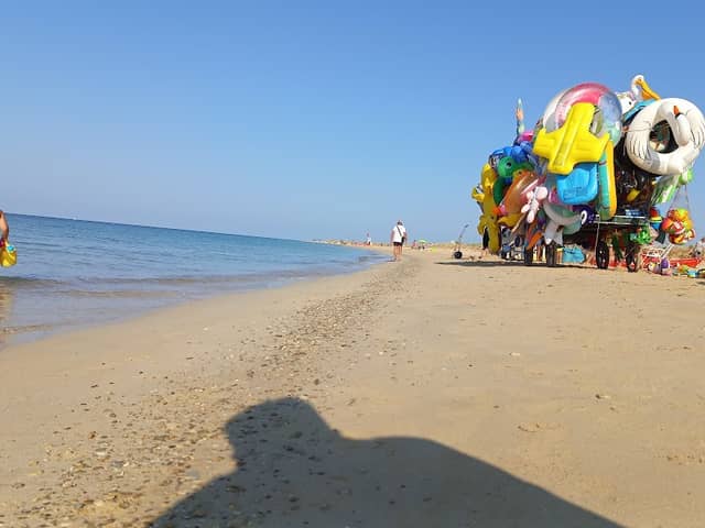 Spiaggia libera, con accesso da parcheggio gratuito. - Image 1