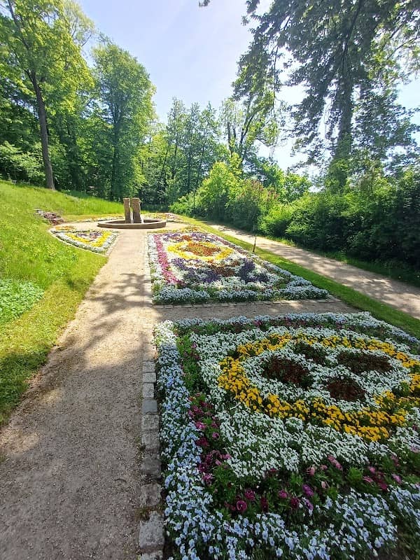 Teppichbeet mit Brunnen und Löwenskulptur - Image 1