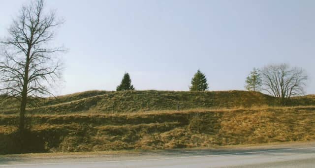 Suginčių piliakalnis - Image 1