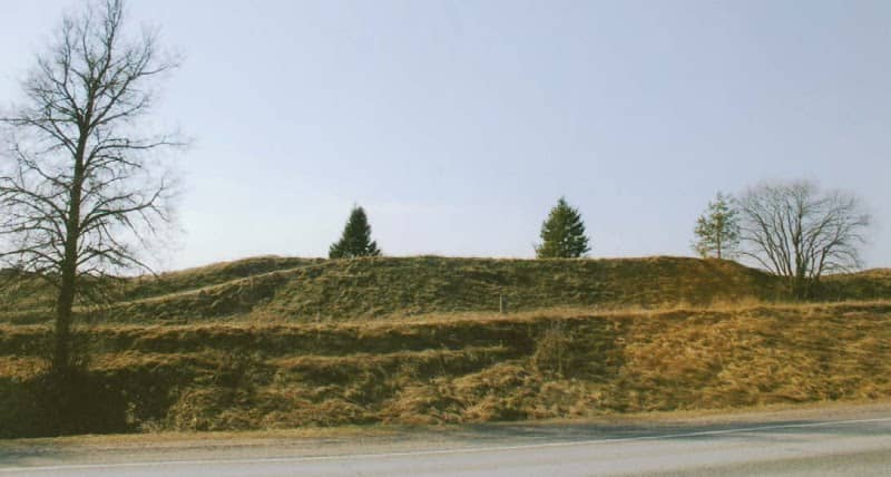 Suginčių piliakalnis - Image 1