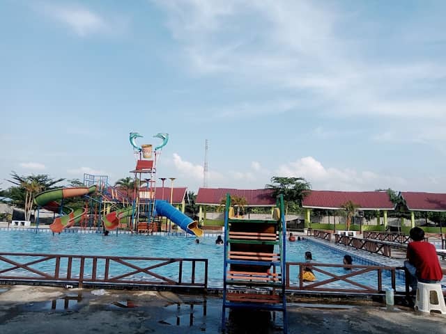 Azri kolam berenang - Image 1