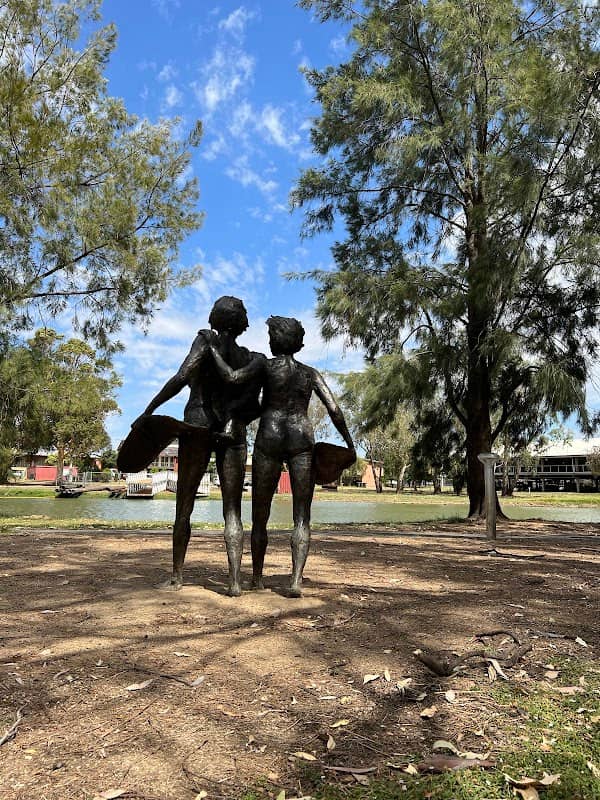 Aboriginal women monument - Image 1