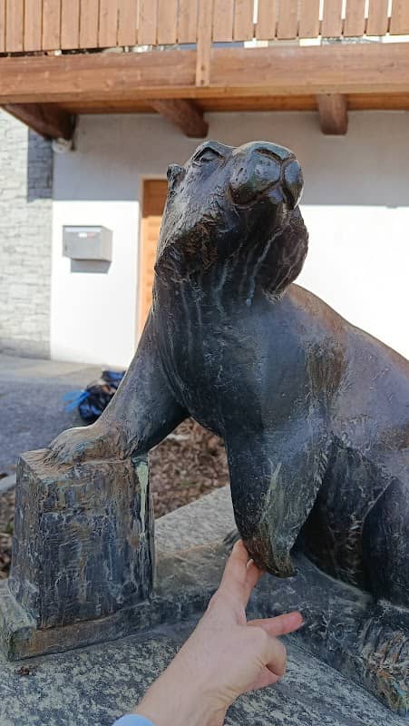 Marmot statue - Image 1