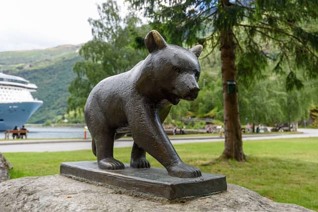 Bear statue - Image 1