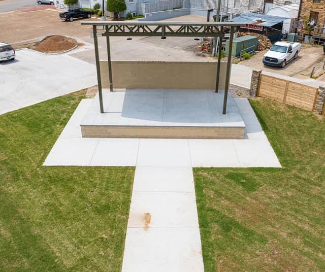 Broadway Memorial Park - Image 2